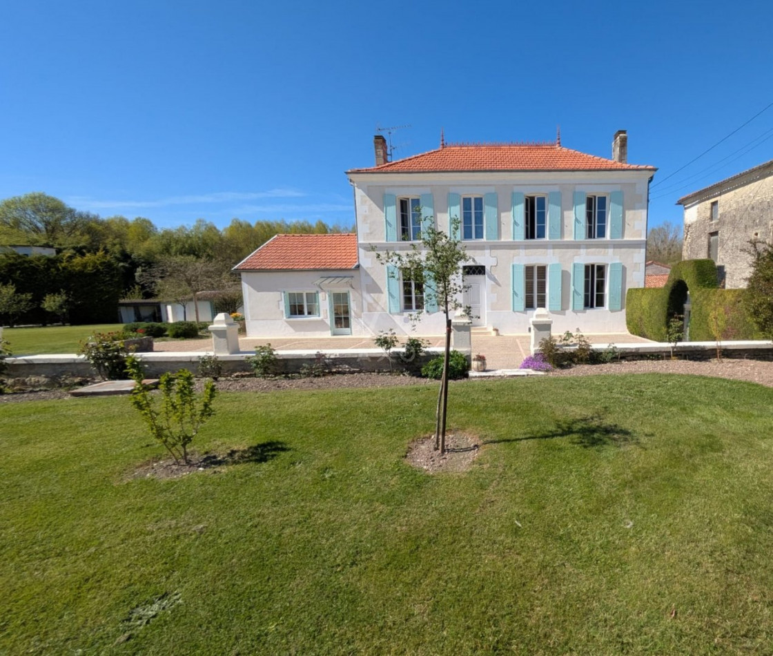 sale Maison de maître Saint Jean D'angely - Photo 1