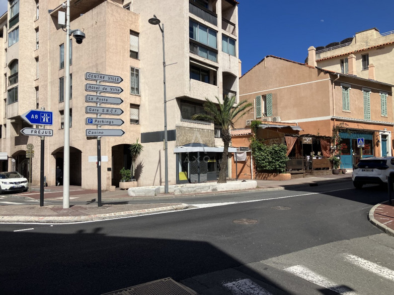 location Local commercial Saint Raphael - Photo 5