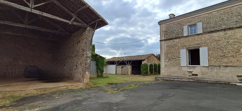 vente Maison en pierre Ruffec - Photo 1