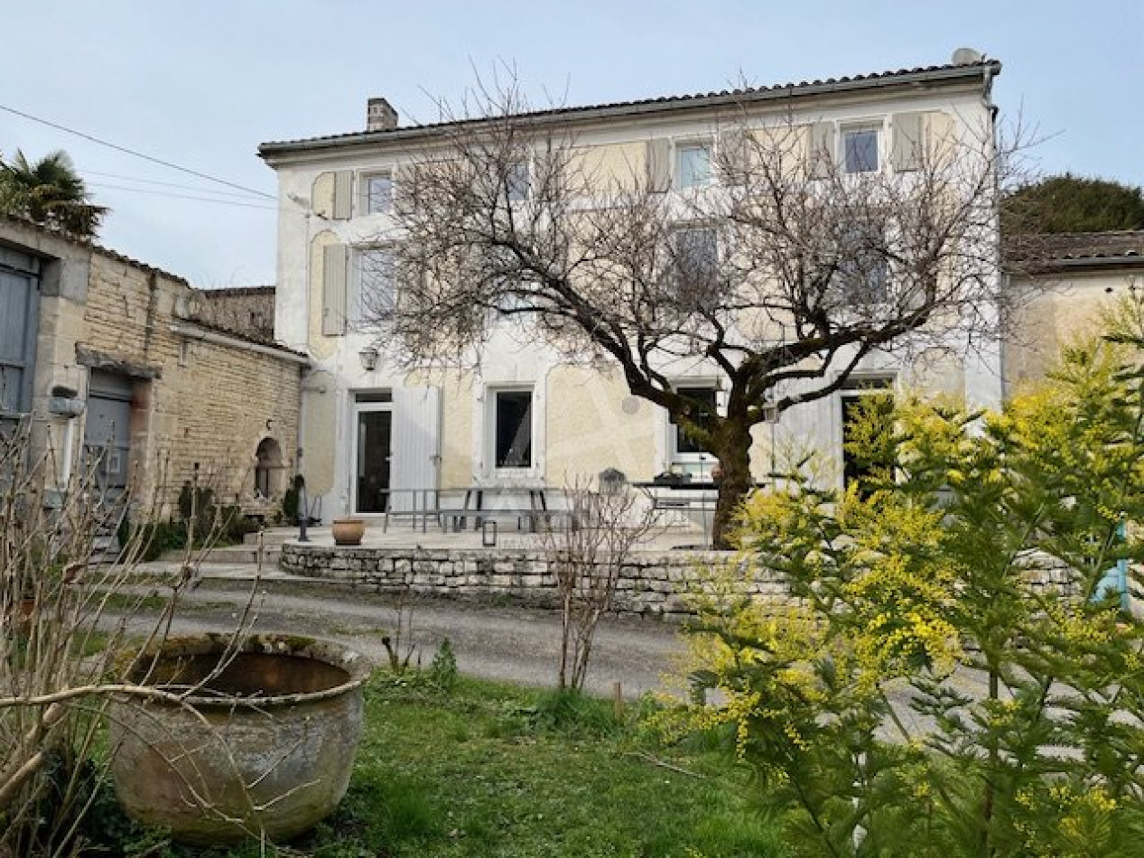sale Maison de caractère Douzat - Photo 2