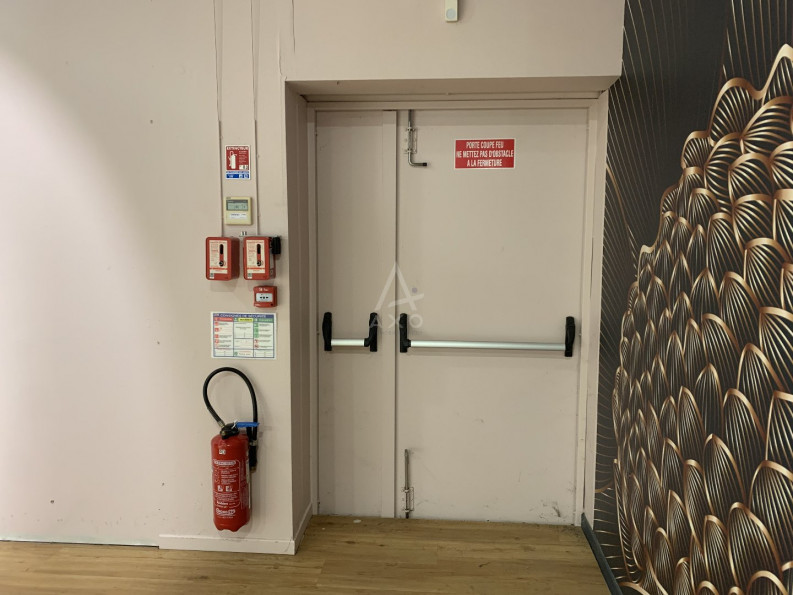 location Local commercial Champniers - Photo 8