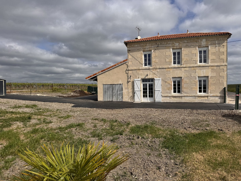 location Maison en pierre Criteuil La Magdeleine - Photo 1