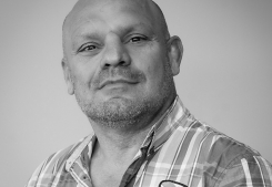 Portrait authentique de christophe quatrevieux, responsable du secteur basque Selection ocean saint jean de luz