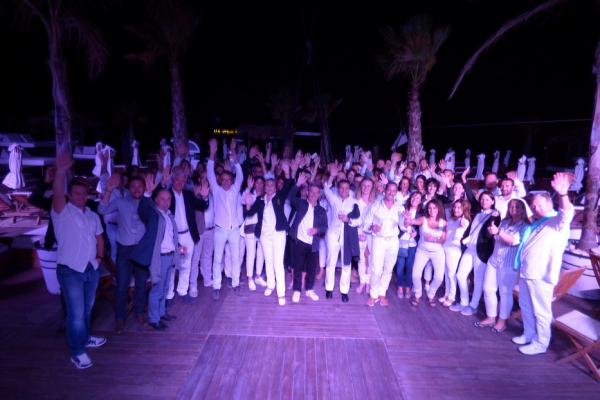 Album souvenir soirée blanche au jungle beach ! Soleil & prestige immobilier