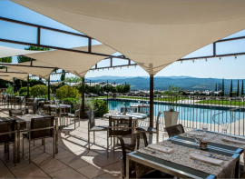 Élégantes et gourmandes, 5 terrasses cultes en provence Comptoir immobilier du luberon