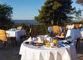 Élégantes et gourmandes, 5 terrasses cultes en provence Comptoir immobilier du luberon