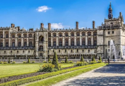 Ce somptueux château royal à 1h de paris détient l’une des plus grandes collections d’archéologie d’europe ! Immobilière des yvelines
