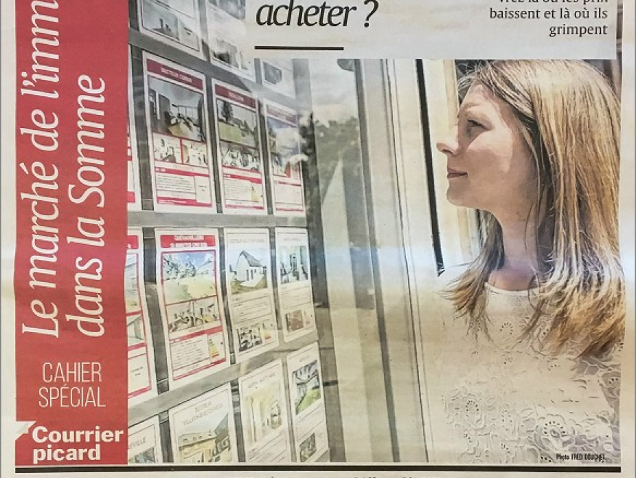 Notre assistante devant notre vitrine dans le courrier picard Le bottin immobilier